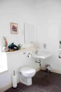 A bathroom at Airlie House Self Catering