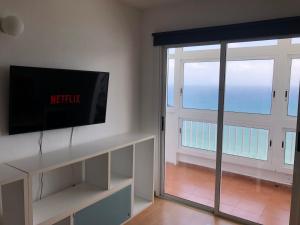 TV a/nebo společenská místnost v ubytování Calle del Sol Bajamar Apartment