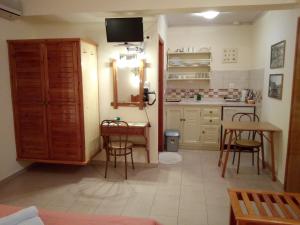 A kitchen or kitchenette at Pansion Matoula