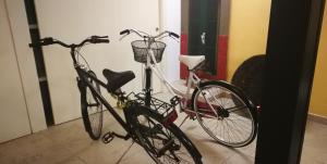 dos bicicletas estacionadas una al lado de la otra en una habitación en VersoSud cave en Bari