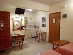 A kitchen or kitchenette at Pansion Matoula