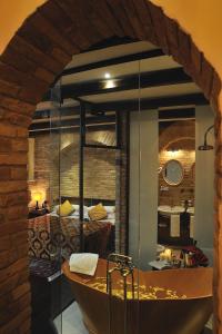 uma banheira num quarto com um quarto em Hotel Bonconte em Urbino