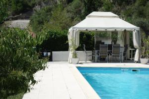 Swimming pool sa o malapit sa Studio le romantique à 20 kms de Nice
