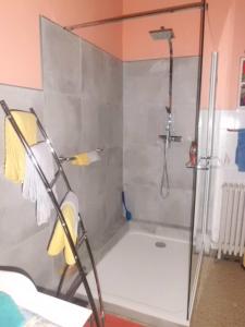 Bilik mandi di B and B Comme chez soi