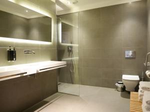 uma casa de banho com um chuveiro, um lavatório e um WC. em Le Chat Qui Dort - Suites em Lille