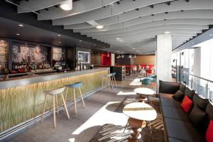 a bar in a restaurant with tables and chairs at ibis Brighton City Centre - Station in Brighton & Hove