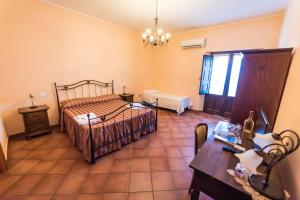 a bedroom with two beds and a table and a table sidx sidx sidx at Il Sentiero Degli Ulivi in Santa Venerina