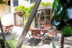 un patio al aire libre con mesa de madera y sillas en Weingut Schilling en Seinsheim