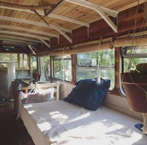 un lit à l'intérieur d'un vieux bus dans l'établissement Cosmic English Bus 2 floor, à Mimizan