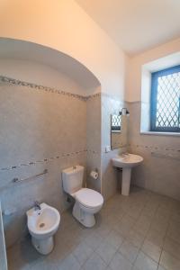 a bathroom with a toilet and a sink at Il Sentiero Degli Ulivi in Santa Venerina