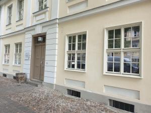 a building with a brown door on the side of it at Studioapartment L46 - in exklusiver Innenstadtlage in Potsdam
