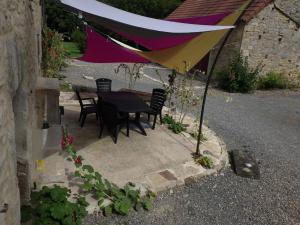 Patio nebo venkovní prostory v ubytování Gite 1 Les Perrières 6 personnes Bourgogne Maison entre Autun et Le Creusot TGV Maymard Yannick