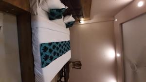 Postel nebo postele na pokoji v ubytování Krishna Inn