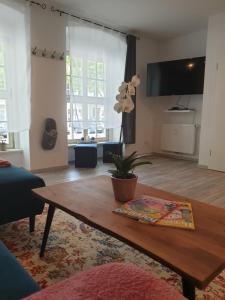 a living room with a coffee table and a tv at Studioapartment L46 - in exklusiver Innenstadtlage in Potsdam