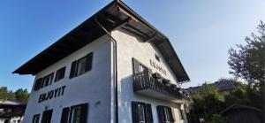 Bangunan di mana terletaknya rumah tamu ini