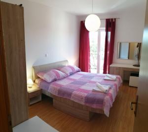 Postel nebo postele na pokoji v ubytování Apartmani Nada