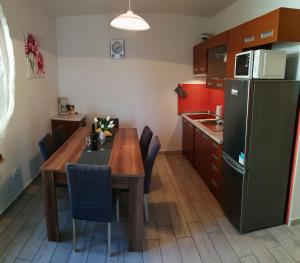 Kuchyň nebo kuchyňský kout v ubytování Apartmani Nada