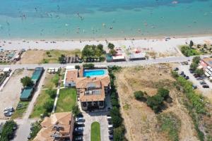 - une vue aérienne sur une plage avec des personnes dans l'eau dans l'établissement Porto Fico Hotel, à Vasiliki