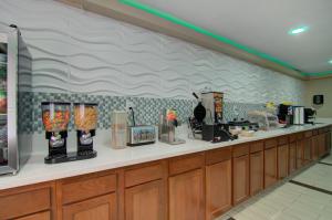 un mostrador en un restaurante con mostrador en Westbridge Inn and Suites, en Centerville