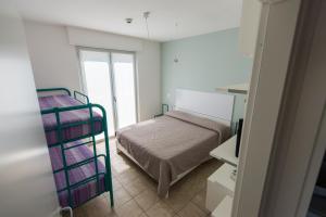 1 dormitorio con 2 literas y espejo en Residenza Alpaluba, en Vasto