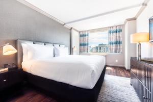 
En eller flere senge i et værelse på The River Inn-A Modus Hotel
