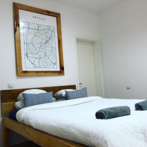 1 dormitorio con 1 cama y una foto en la pared en Columbus Apartments Co-Living, en Las Palmas de Gran Canaria