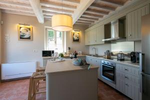 una cocina con isla en medio de una habitación en Villa Severina, en Cortona