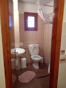 A bathroom at Pansion Matoula