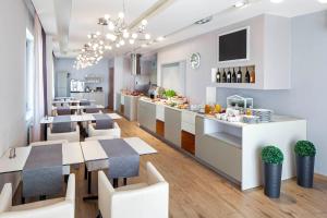 グディニャにあるSea Premium Apartmentsのテーブルと椅子、カウンター付きのレストラン