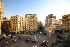 Blick auf eine Straße mit Autos und Gebäuden in der Unterkunft Miramar Talaat Harb Square in Kairo