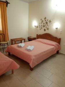 A bed or beds in a room at Pansion Matoula