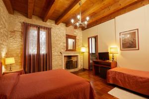 sypialnia z dwoma łóżkami i kominkiem w obiekcie Agriturismo Le Vescovane w mieście Longare +37 zdjęć
