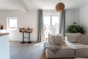 - un salon avec un canapé et une fenêtre dans l'établissement Bamboa Beachhouse, à Zandvoort