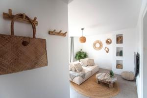 - un salon avec un canapé et une table dans l'établissement Bamboa Beachhouse, à Zandvoort