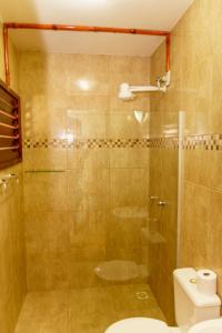 La salle de bains est pourvue d'une douche et de toilettes. dans l'établissement Pousada Porto Azul, à Cumbuco