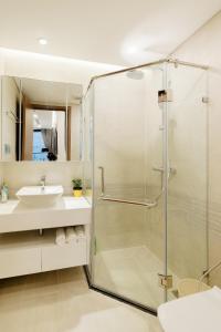 Phòng tắm tại VINHOMES METROPOLIS- 2Bedrooms near Lotte- Hanoi