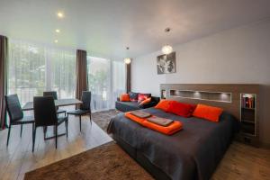 a bedroom with a bed and a table and chairs at Apartment Słoneczny Gródek 51 in Gródek Nad Dunajcem