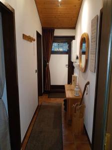 einen Flur mit einem Zimmer mit einem Tisch und einer Tür in der Unterkunft Haus Ani Winterberg in Winterberg