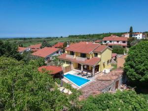 widok z lotu ptaka na dom z basenem w obiekcie Villa Chiara w mieście (( Velovići ))