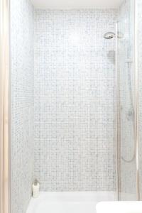 ローマにあるRoma flatのバスルーム(シャワー、白いバスタブ付)