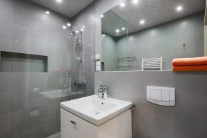 a bathroom with a sink and a mirror at Apartment Słoneczny Gródek 51 in Gródek Nad Dunajcem +58 photos
