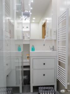 Apartman Delux Adda في زغرب: حمام أبيض مع حوض ومرآة