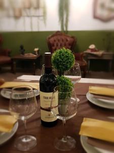 - une bouteille de vin et 2 verres à vin sur une table dans l'établissement Hotel Monte Sirai, à Carbonia