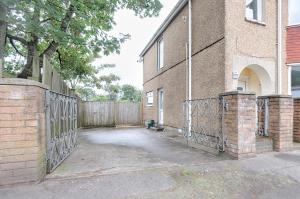 Gallery image of Spacious house in Swansea TV in every bedroom in Swansea