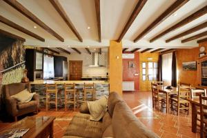 ハランディージャ・デ・ラ・ベラにあるEl Secaderoのリビングルーム(ソファ付)、キッチン