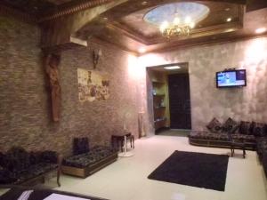カイロにあるフリーダム ホステルのソファと壁掛けテレビ付きの広い客室です。
