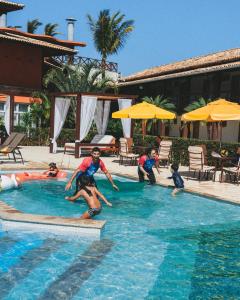 un grupo de personas jugando en una piscina en Hotel Vilarejo Praia, en Rio das Ostras