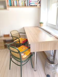 Krásný apartmán u lesa blízko centra a BVV في برنو: طاولة وكرسيين في غرفة