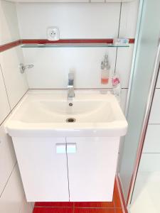 bagno con lavandino bianco in camera di Krásný apartmán u lesa blízko centra a BVV a Brno