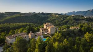 uma vista aérea de uma aldeia nas colinas em Borgo Castello Panicaglia em Nocera Umbra